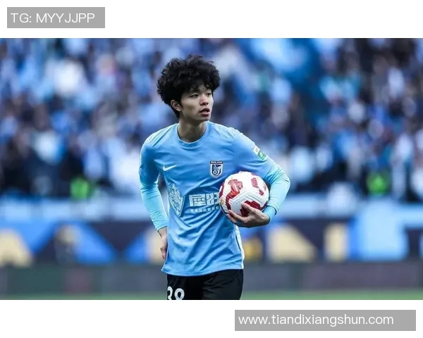 足球明星身穿蓝色衣服的时尚瞬间与赛场风采全记录 足球明星身穿蓝色衣服的时尚瞬间与赛场风采全记录